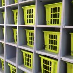 Regały z pojemnikami - znakomite rozwiązanie na organizację przestrzeni?