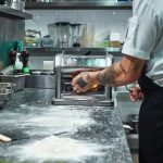 Jak zoptymalizować rozmieszczenie urządzeń chłodniczych w kuchni, aby zwiększyć wydajność pracy?